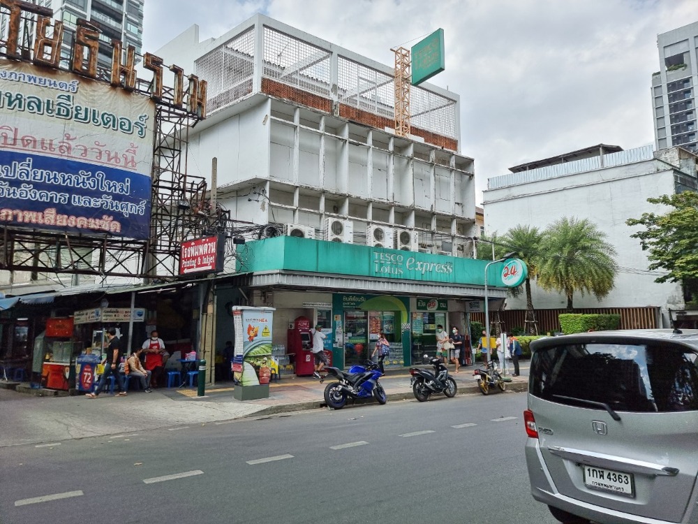 For SaleShophouseSapankwai,Jatujak : Sell/lease a commercial building next to the main road, 3 rooms, corner room, can see 3 sides, width 12 meters, next to BTS Saphan Kwai station, only 10 meters Opposite Big C department store Near Bang Sue Central Station Can park 20-30 cars in the alley