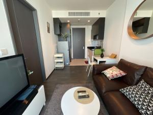 For RentCondoSukhumvit, Asoke, Thonglor : Rent Edge Sukhumvit 23 🏢 Room atmosphere from a high floor view, beautiful room, full, very satisfying 😉