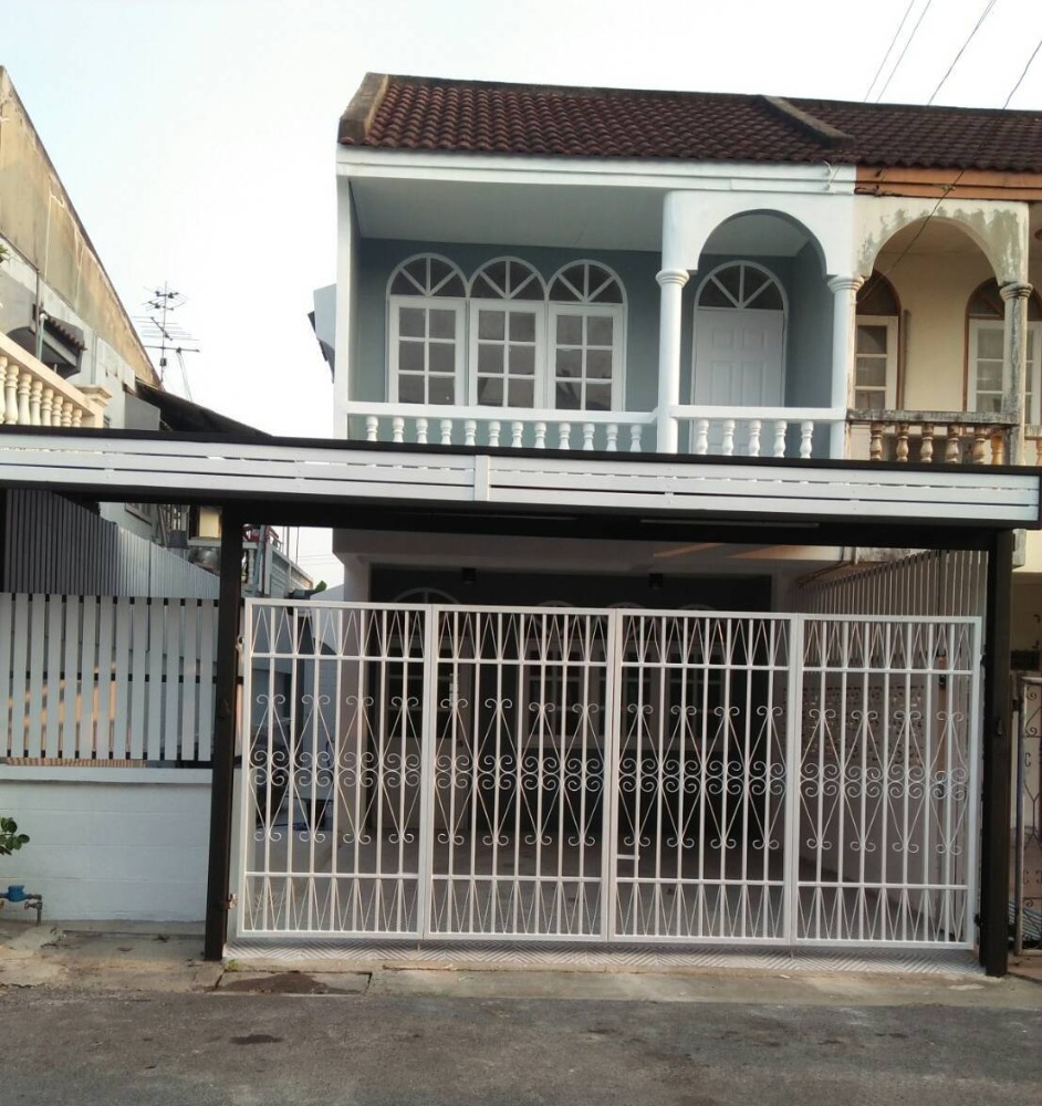 For SaleTownhouseNawamin, Ramindra : Selling twin houses, 2 floors, 25 sq m. Village of the Supreme Commander, Soi Ram Inthra 46, 3/3 intersection.