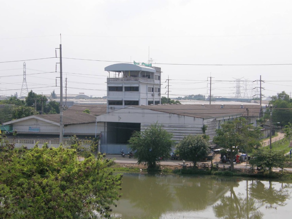 For SaleLandPathum Thani,Rangsit, Thammasat : (Owner sells it himself) Land for sale + cold room with office building and 5-story residence (with interior decoration) next to Bangkadi Industrial Park.