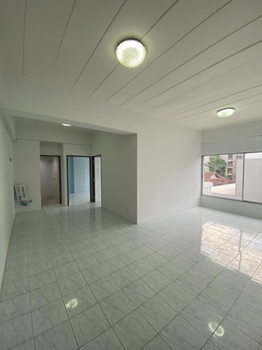 For SaleCondoRamkhamhaeng, Hua Mak : Wow..Welcome Monorail (Yellow Lane)
Great Price….
Friendly Pets Condo.
Enjoying with design your own Condo , easy access to anywhere.