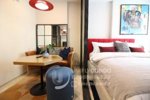 For RentCondoRatchadapisek, Huaikwang, Suttisan : Rent a luxury condo, XT Huai Khwang, fully furnished. ready to move in