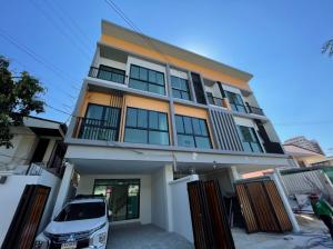 For SaleHouseRatchadapisek, Huaikwang, Suttisan : House for sale, townhome, office, newly built 3 floors In the heart of the city, just 800 m away from MRT Huai Khwang, near the expressway, only 9.15 big houses, 4 bedrooms, 5 bathrooms. Interested call 085-3535-888, 086-4099920 LINE ID : CPGHOME or CPG88