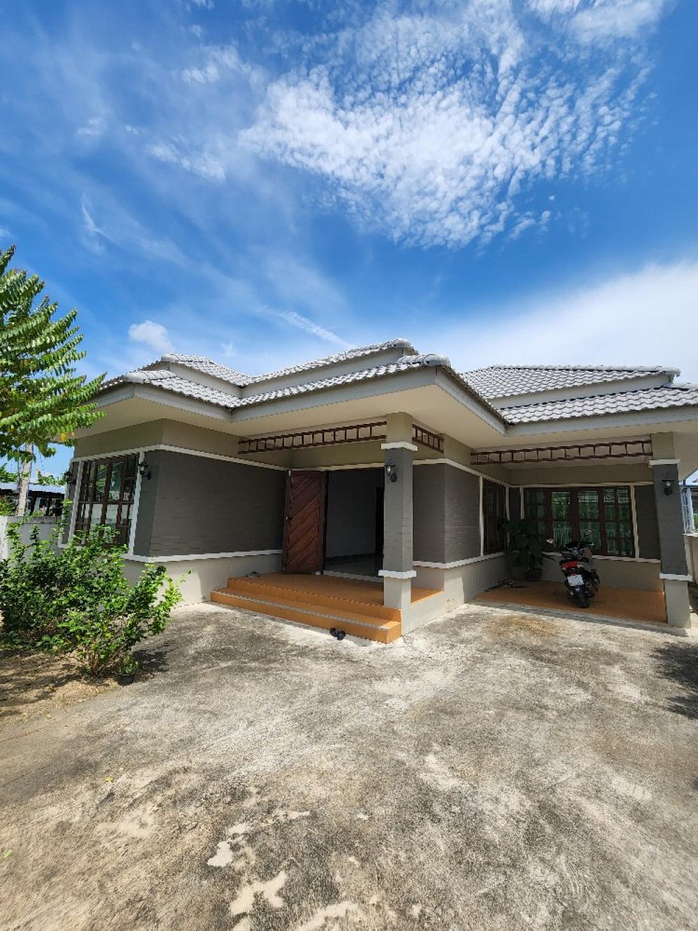 ขายบ้านชะอำ เพชรบุรี : ขายด่วน 2.3 ล้าน (ลดมา 2แสนทันที)  🏡 ขายบ้านเดี่ยว หลังริม สวย น่าอยู่  เลขที่ 839/12 ถ.พุหวาย ต.ชะอำ อ.ชะอำ จ.เพชรบุรี (แถวบางควาย)📍เนื้อที่ 53 ตร.ว. 3 นอน 2 น้ำ 1 ห้องโถง ห้องครัว จอดรถได้ 2คัน
