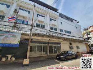 For RentShophouseKasetsart, Ratchayothin : Commercial building for rent, newly renovated in Soi Phahonyothin 37/1, near BTS Senanikom.