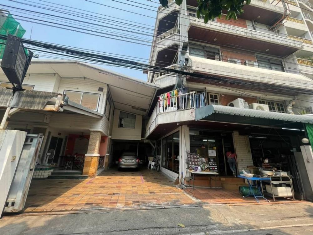 For SaleLandAri,Anusaowaree : Land for sale with house and buildings. Ari heart area Selling below appraised price
