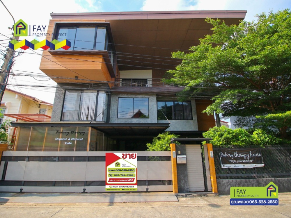 For SaleHouseLadprao, Central Ladprao : #Quick sale single house Amornphan Village #Ladprao Wang Hin 3 floors #renovated design by architects and decorators Newly built house on an old location 💥 Usable area 470 sq m. Renovated the whole back. Modern design, beautiful, complete, standard built-