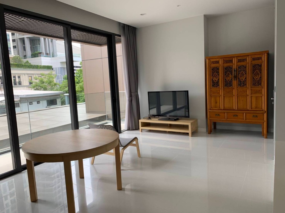 For SaleCondoSukhumvit, Asoke, Thonglor : Vittorio Sukhumvit 39 - Fully Fitted 2 Bedroom Corner Unit / Views Of Sukhumvit 39 Road