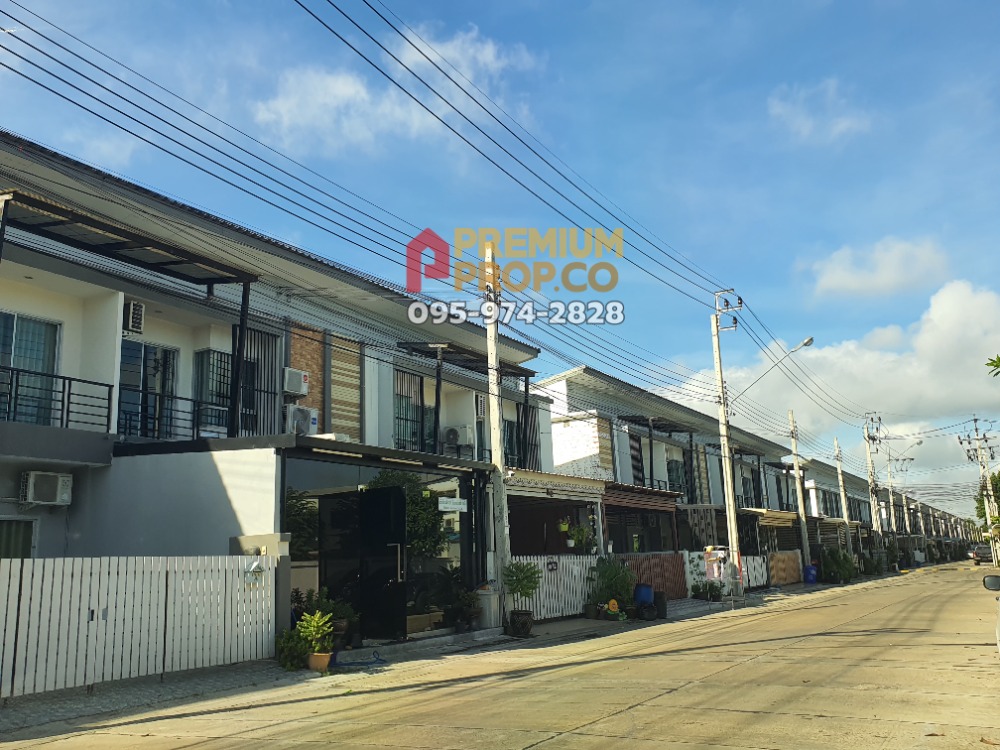 For SaleTownhouseMin Buri, Romklao : Urgent sale, 2-storey townhouse, 3 bedrooms, 2 bathrooms, 22.5 sq wa. The house is wide, can park 2 cars, has been added. Media University, Nimitmai Road, Minburi.