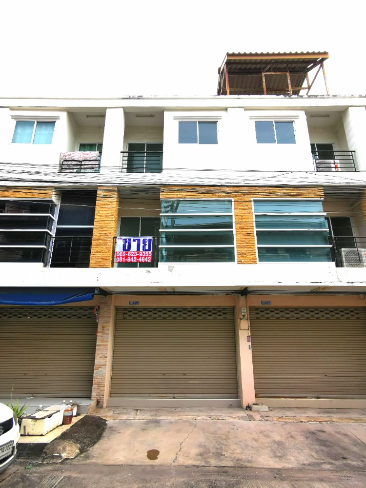 For SaleShophousePattaya, Bangsaen, Chonburi : Quick sale, commercial building, Central Pattaya, Soi Sukhumvit - Pattaya 49, price 2.95 million baht.