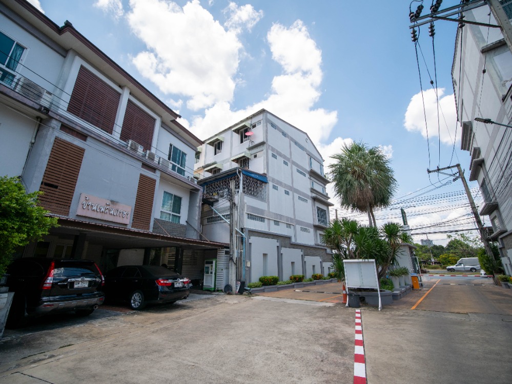 For SaleHouseRama5, Ratchapruek, Bangkruai : Selling cheap!! 3-storey townhome, Taradee, next to Ratchaphruek Road, large land, 132.2 sq.w., specially built as an office and serviced apartment