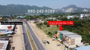 For SaleShophouseKanchanaburi : !!Very good location, quick sale!! 3-storey commercial building, behind the rim, good view, with parking, on the main road, opposite Rong Kluea market, Tha Lo, Kanchanaburi