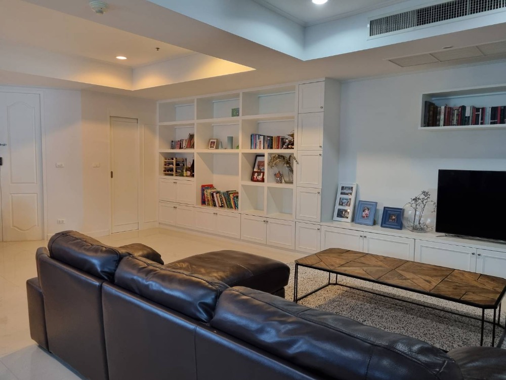 For SaleCondoSukhumvit, Asoke, Thonglor : The room is nice and quiet. Wide room, size 182 sq m, beautifully decorated, not high floor, but has a tree view, large kitchen, pleasant shady condo.