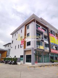 For RentShophouseNakhon Pathom, Phutthamonthon, Salaya : 4 storey commercial building, 2 booths for rent in Om Yai-Sampran area. Next to Petchkasem Road, near Big C, Aom Yai