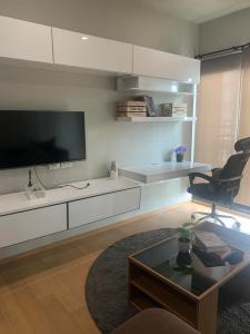 For RentCondoRatchathewi,Phayathai : NB097_P NOBLE REVENT ** Fully furnished, ready to move in ** Convenient transportation, only 150 meters from BTS