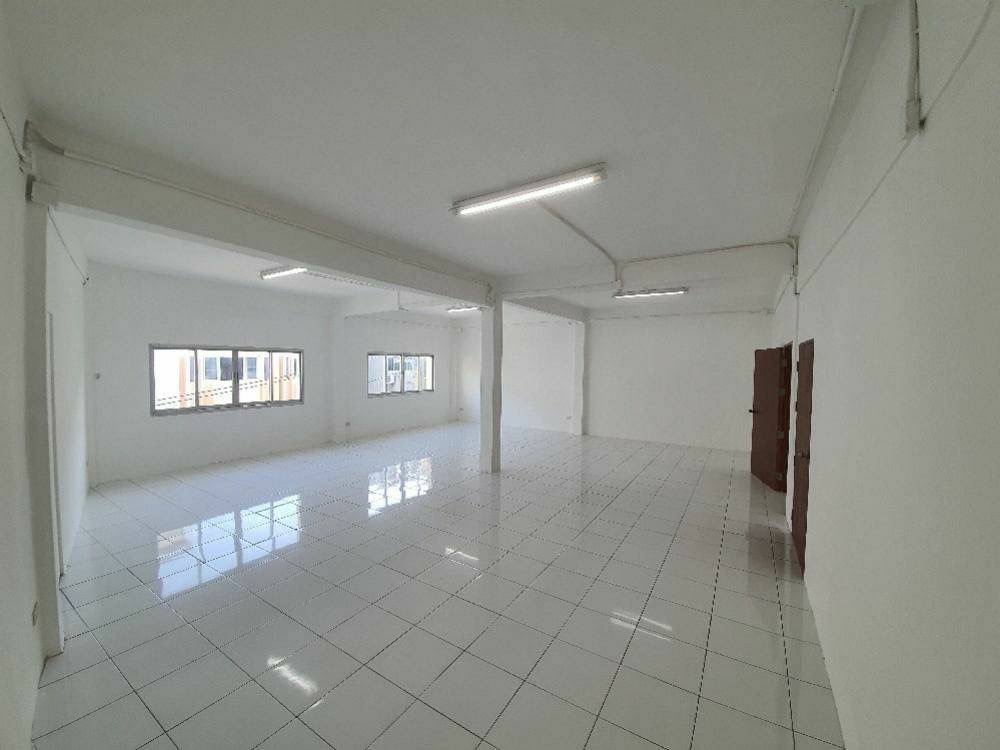 For RentShophouseKasetsart, Ratchayothin : Commercial building, 4 floors, usable area of 190 sq.m., new condition, ready to use, near BTS Senanikom, Ratchayothin-Kaset zone Suitable for office work, there are parking spaces in front of the building for up to 3-4 cars and there is a private parking
