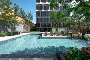 For SaleCondoOnnut, Udomsuk : Ramada Residence Sukhumvit 87: New condo for sale on the main road, near BTS, 1 Bed Duplex, high ceiling.