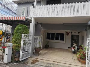 For SaleTownhouseRatchadapisek, Huaikwang, Suttisan : Townhome for sale, Baan Klang Muang, Soi Saha Auction, Ratchada - Meng Chai 1, next to the main road, at the end of the project Area 54 sq wa, selling at a good price
