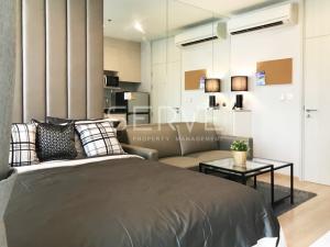 For RentCondoRatchadapisek, Huaikwang, Suttisan : Modern & Luxury Style Studio on High Fl. at Ratchada Area Next to MRT 80 m. at Noble Revolve Ratchada 1 Condo / Condo For Rent