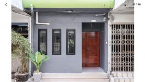 For RentTownhouseSukhumvit, Asoke, Thonglor : Townhome for rent, 4 floors, in Soi Sukhumvit 65, near BTS Ekkamai and BTS Phra Khanong, just 600 meters, can park 1 car in front of the house.Behind Sukhumvit Hospital