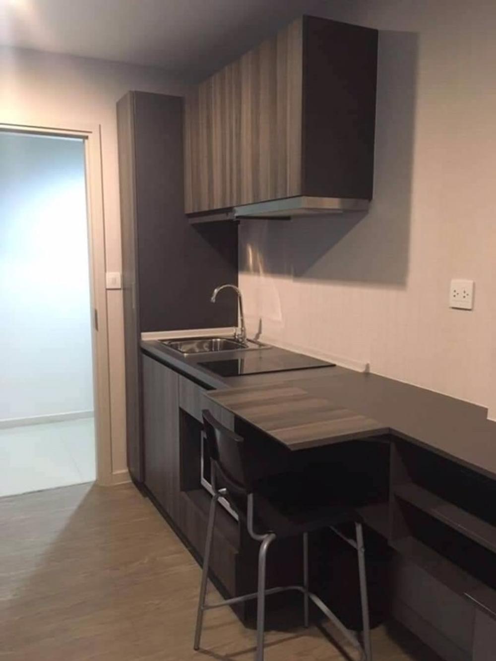 For RentCondoBangna, Bearing, Lasalle : NC-R1317 Condo for rent, Villa Lasalle, size 26 sq m., 1 bedroom, 4th floor, Building B, south balcony. Built-in furniture in the whole room Beautiful wallpaper in the whole room with 2 layers of curtains. Fully furnished with electric stove + hood. compl