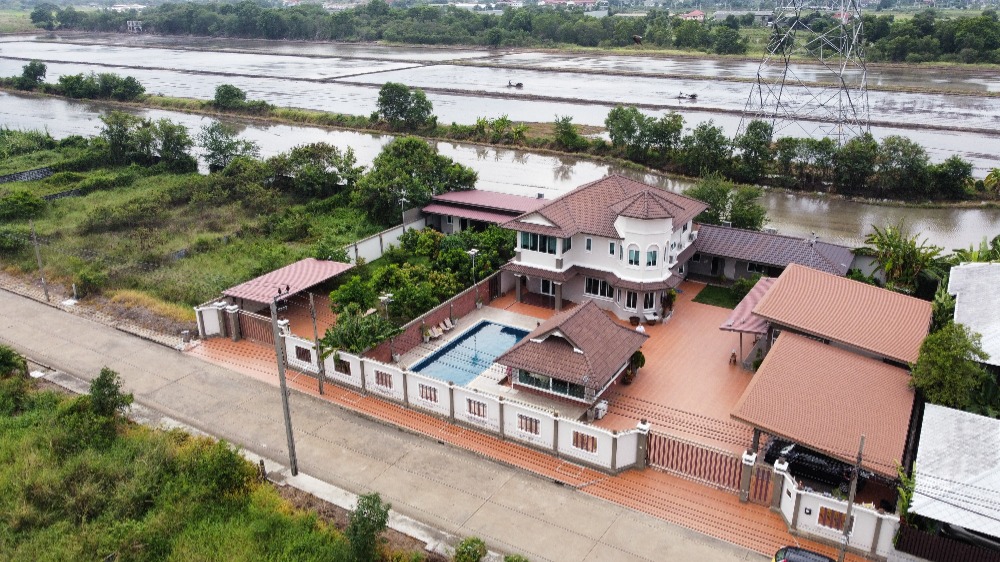 For SaleHouseLadkrabang, Suwannaphum Airport : Cheaper than the appraisal price!! big luxury house for sale Supalai Lake 2 Village, Khum Klao Road, there are 2 guest houses, a pool party building and a fruit garden in the house, area 383 sq m., 6 bedrooms, in good condition, ready to move in.