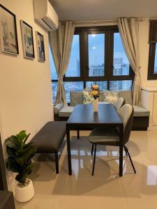 For RentCondoRatchadapisek, Huaikwang, Suttisan : XT034_P XT HUAIKHWANG **Very beautiful room, fully furnished, ready to move in** Beautiful view, high floor, clear and airy view.