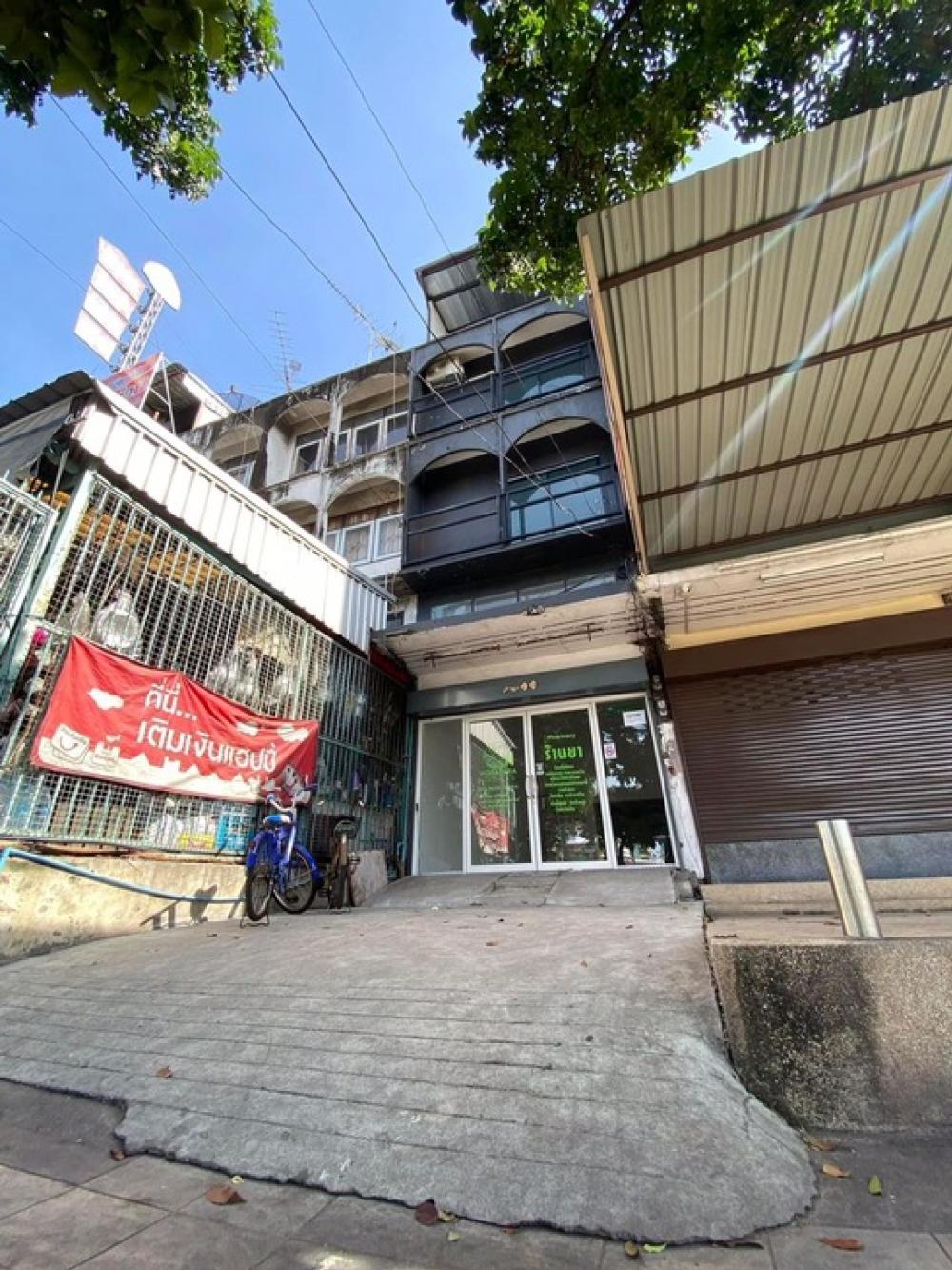 For RentShophouseLadprao101, Happy Land, The Mall Bang Kapi : RH606 for rent, commercial building next to the road, 4.5 floors, next to the road, can trade, open an office shop. **Available August 2023