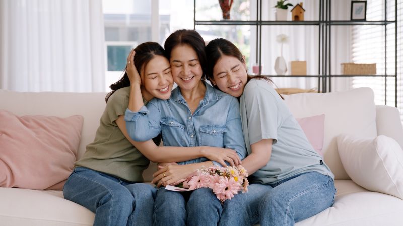 ภาษีมรดก vs ภาษีการให้ ต่างกันยังไง? ส่งต่อทรัพย์สินให้ทายาทแบบไหนดีกว่ากัน