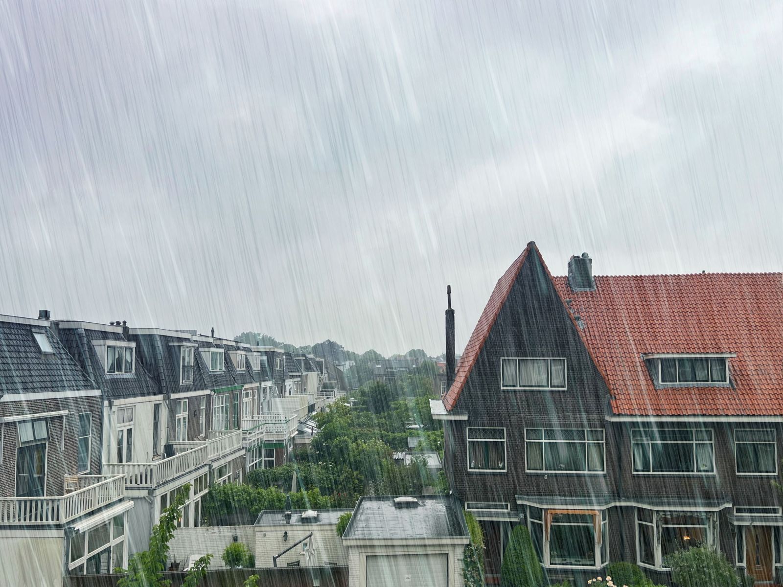 เปิดเหตุผล ซื้อบ้านหน้าฝนดียังไง? ทำไมใคร ๆ ถึงชอบเชียร์