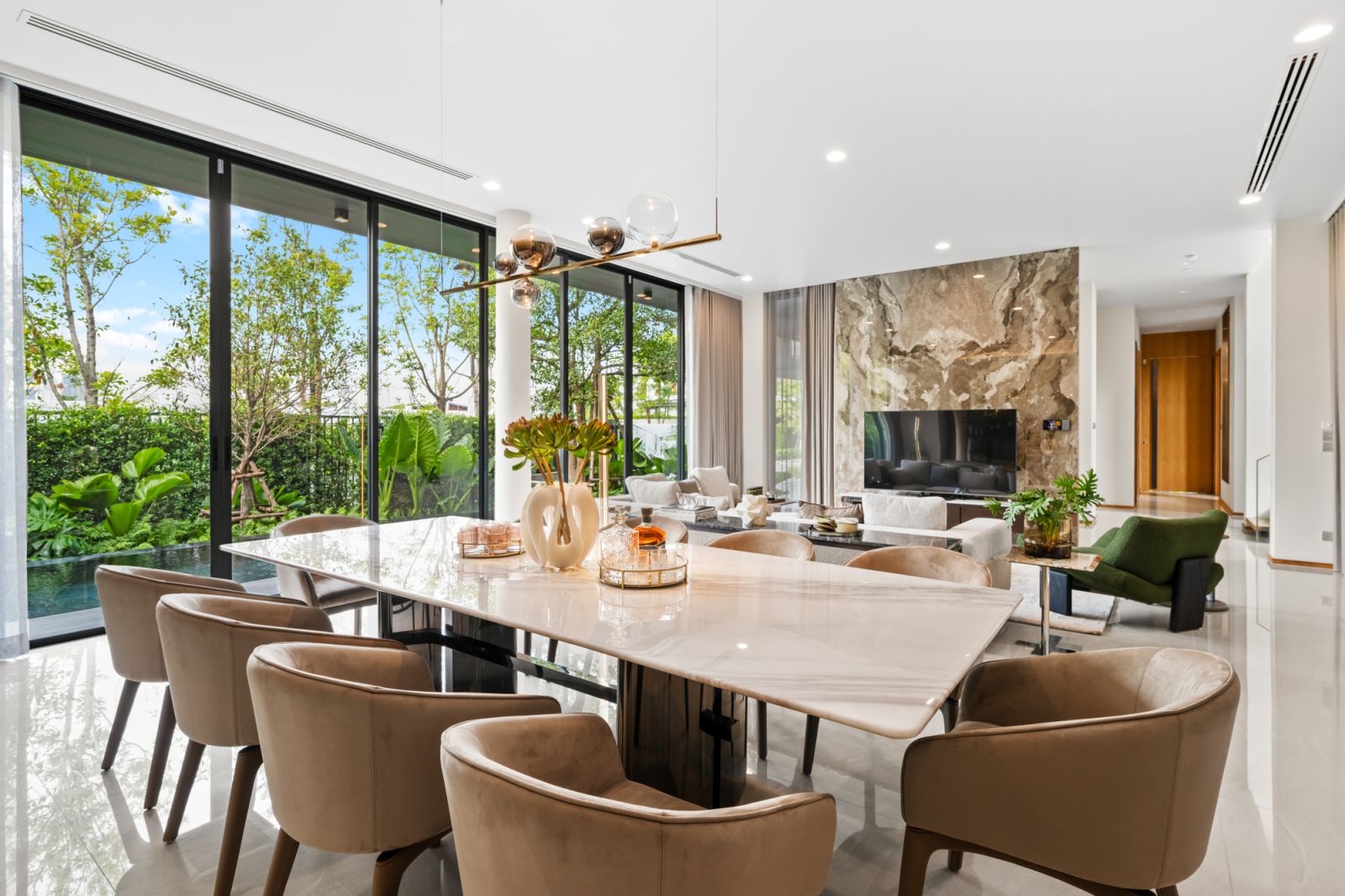 พาชมโครงการ “บ้านอิสสระ บางนา” บ้านแนวคิด “Luxury Practical Living” หรูหรา เรียบง่าย ใช้ได้จริง