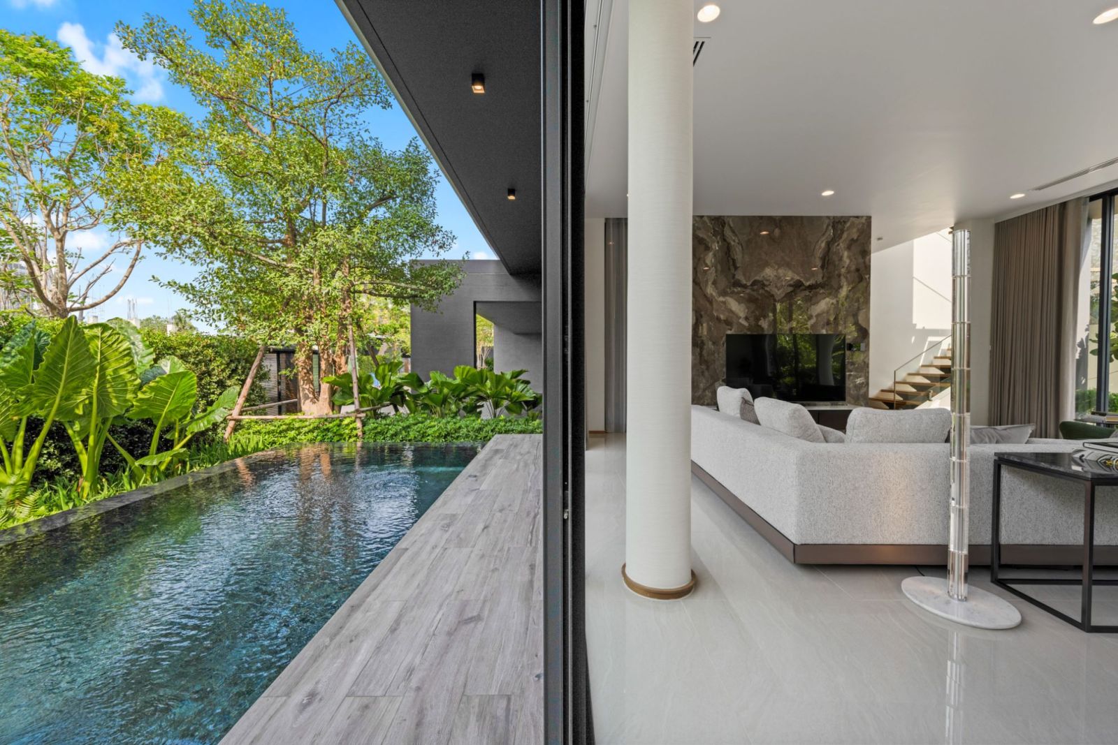 พาชมโครงการ “บ้านอิสสระ บางนา” บ้านแนวคิด “Luxury Practical Living” หรูหรา เรียบง่าย ใช้ได้จริง