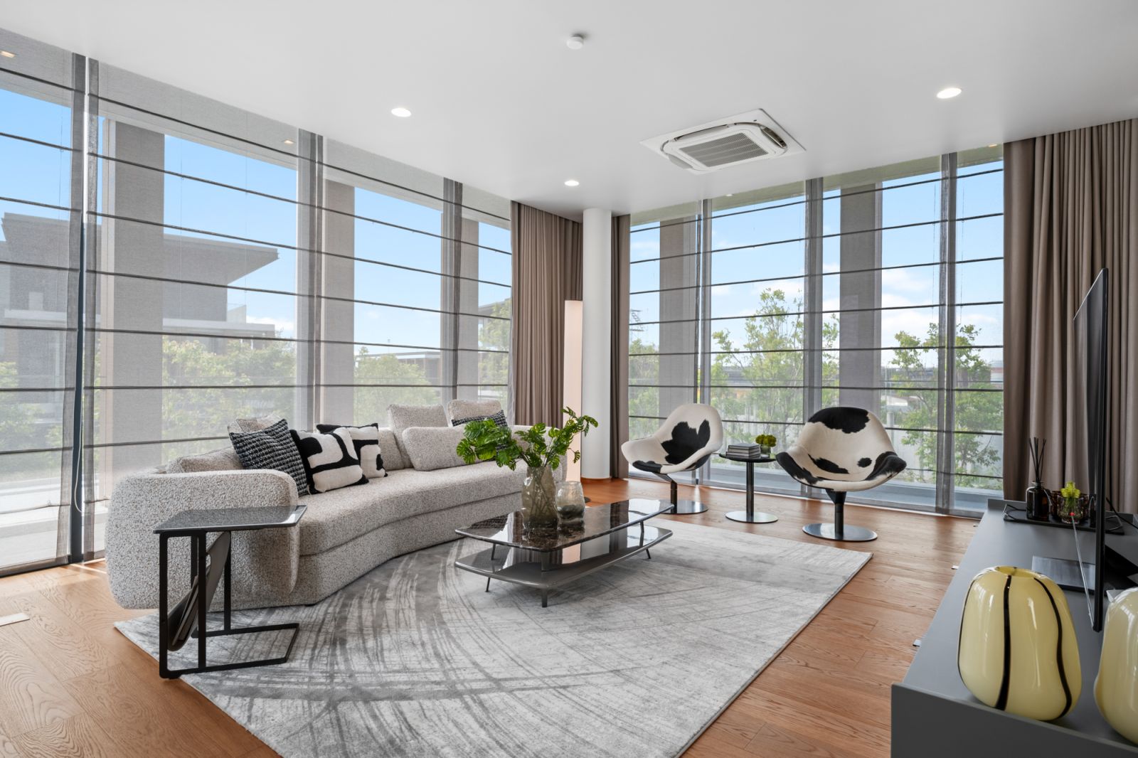 พาชมโครงการ “บ้านอิสสระ บางนา” บ้านแนวคิด “Luxury Practical Living” หรูหรา เรียบง่าย ใช้ได้จริง