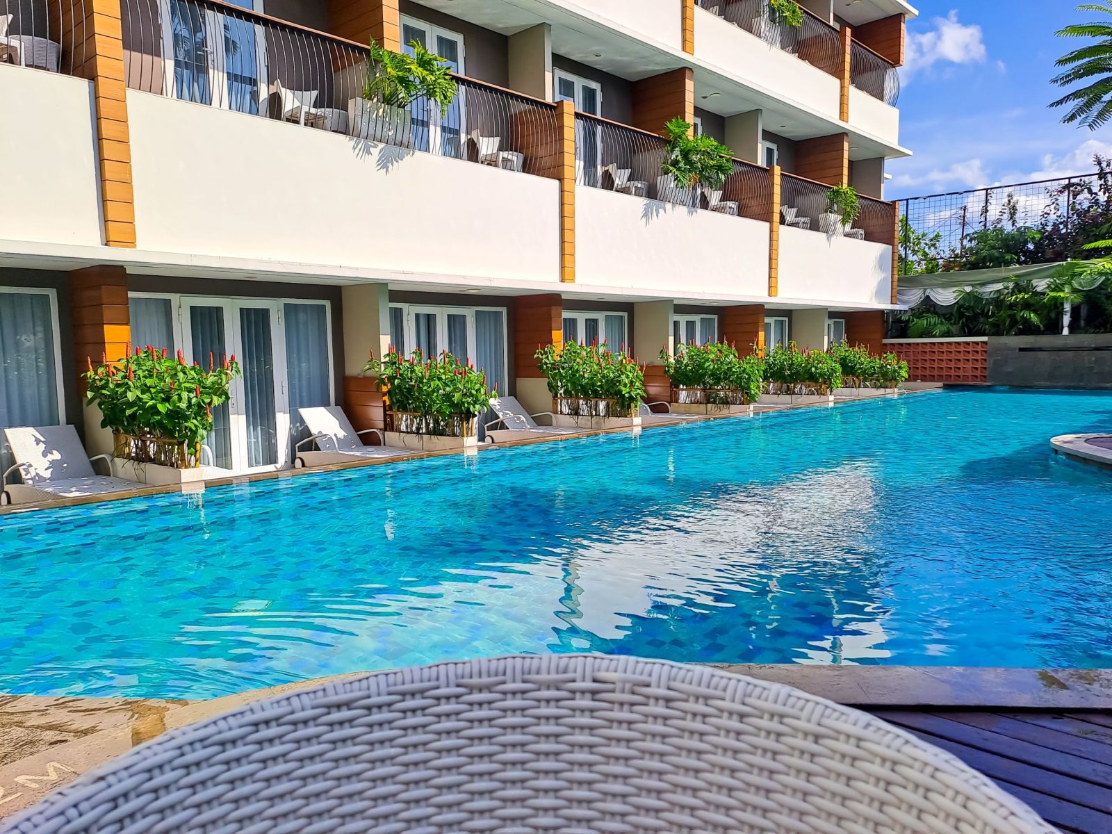 ซื้อคอนโดห้อง Pool Access ใช้ชีวิตติดสระว่ายน้ำ ดีจริงไหม? ต้องระวังอะไรบ้าง