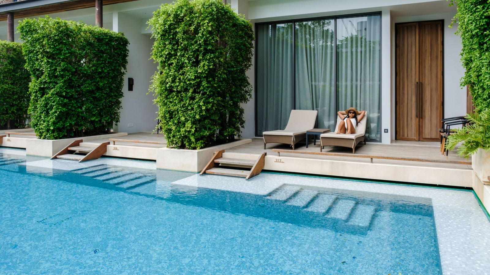 ซื้อคอนโดห้อง Pool Access ใช้ชีวิตติดสระว่ายน้ำ ดีจริงไหม? ต้องระวังอะไรบ้าง