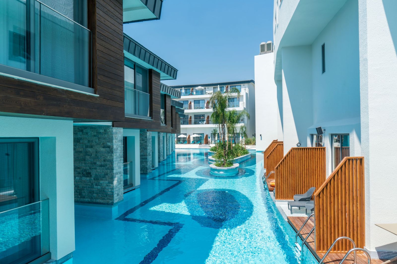 ซื้อคอนโดห้อง Pool Access ใช้ชีวิตติดสระว่ายน้ำ ดีจริงไหม? ต้องระวังอะไรบ้าง
