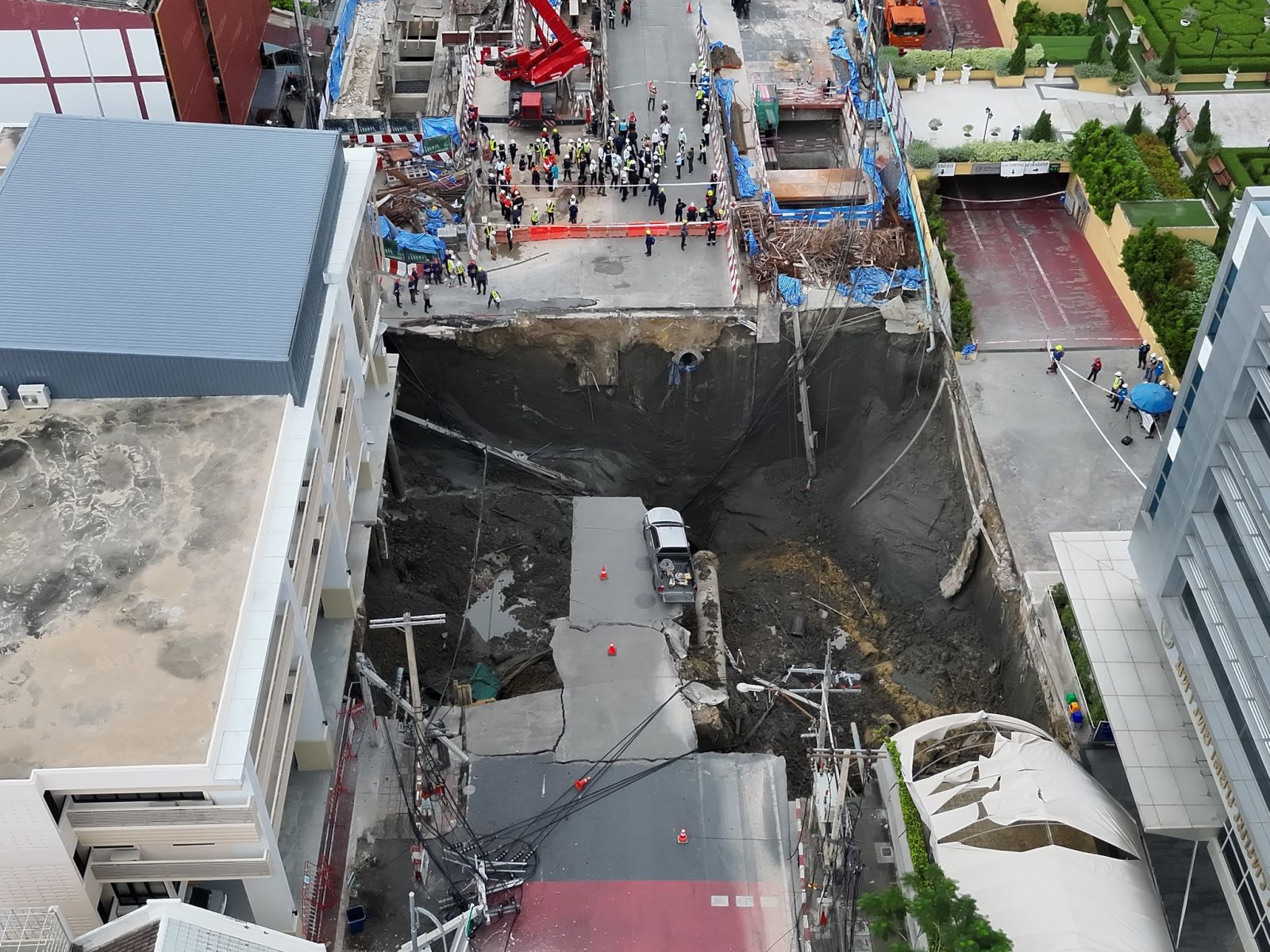 ถนนทรุดจากการสร้างรถไฟฟ้าใต้ดิน เสี่ยงบ้านร้าว ธุรกิจเสียหาย ควรรับมืออย่างไร?