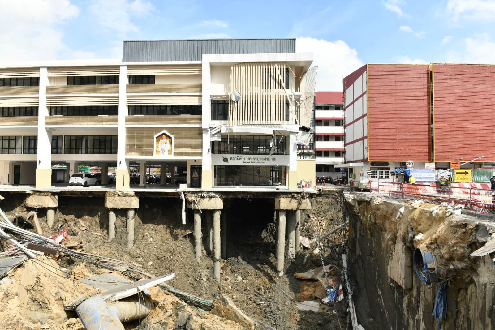 ถนนทรุดจากการสร้างรถไฟฟ้าใต้ดิน เสี่ยงบ้านร้าว ธุรกิจเสียหาย ควรรับมืออย่างไร?
