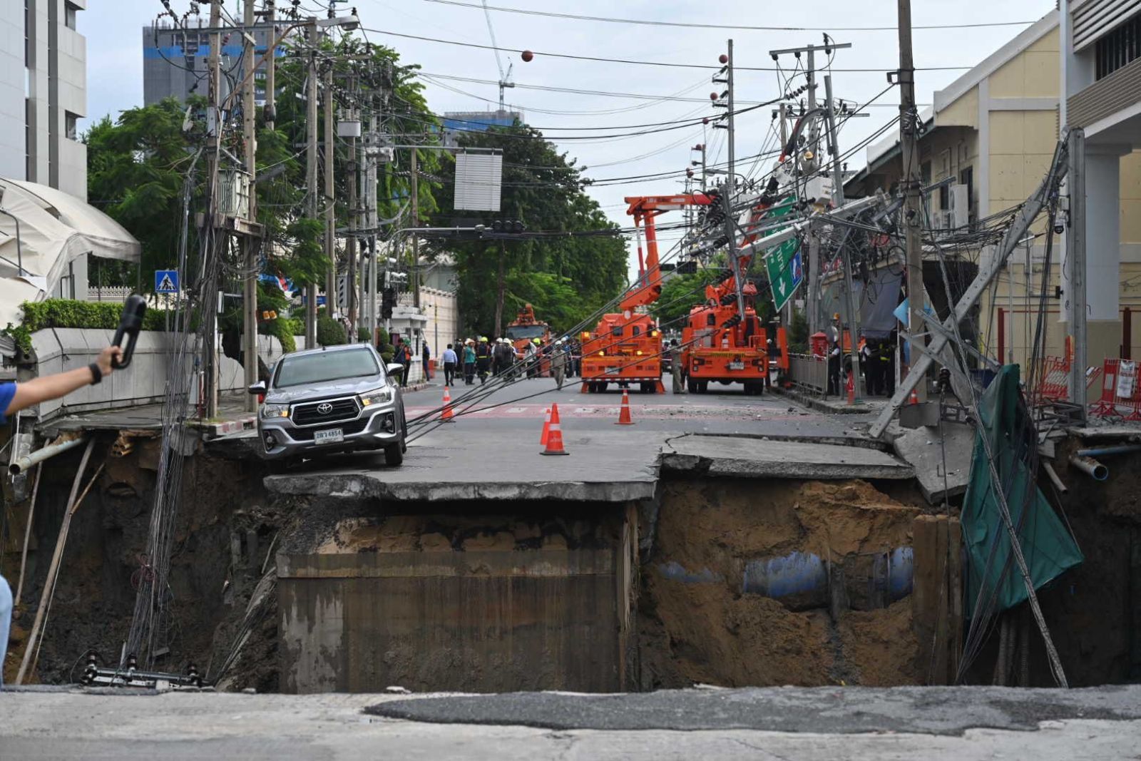 ถนนทรุดจากการสร้างรถไฟฟ้าใต้ดิน เสี่ยงบ้านร้าว ธุรกิจเสียหาย ควรรับมืออย่างไร?