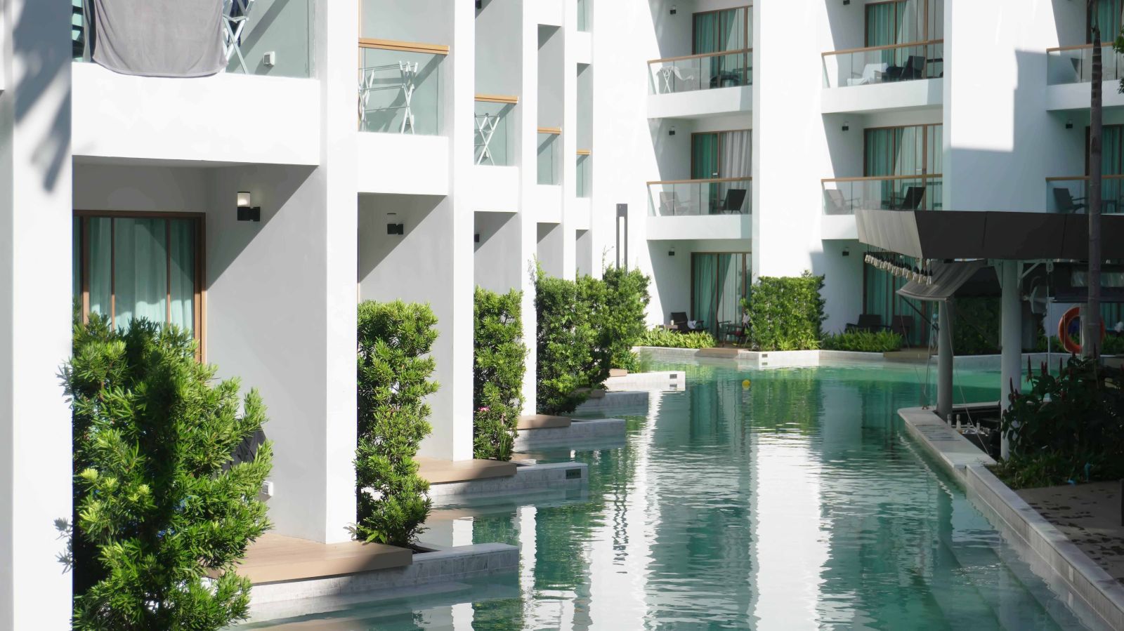 ซื้อคอนโดห้อง Pool Access ใช้ชีวิตติดสระว่ายน้ำ ดีจริงไหม? ต้องระวังอะไรบ้าง