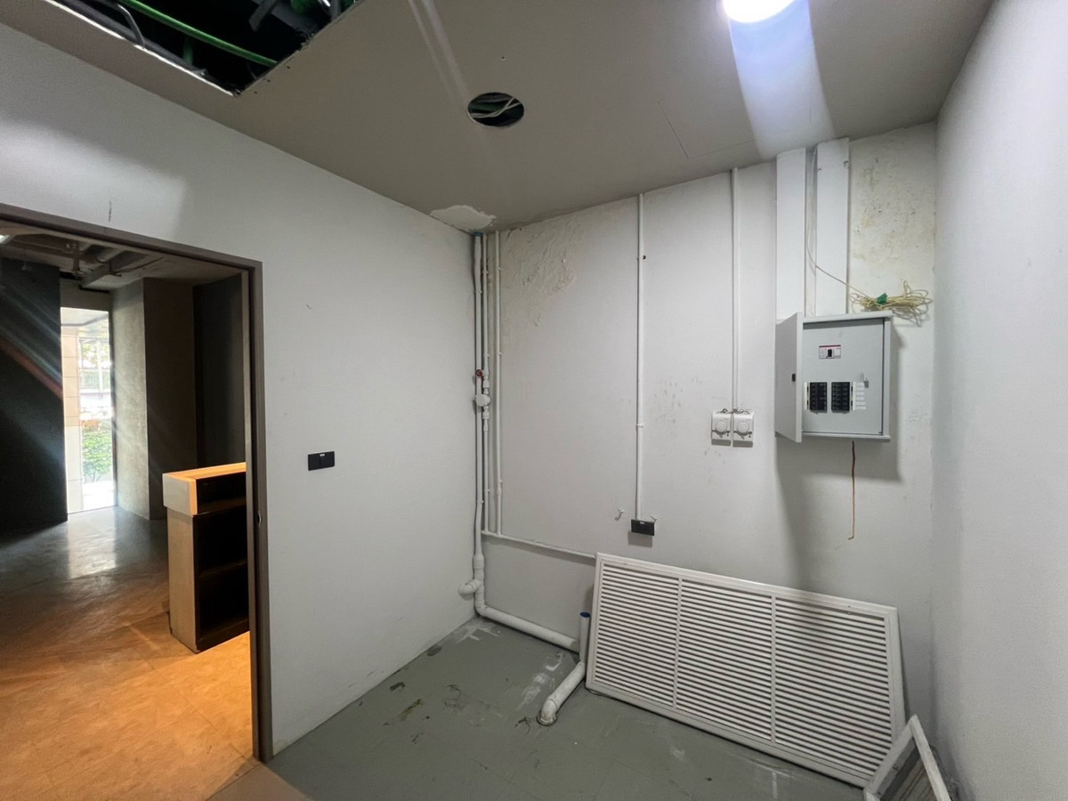 For RentRetail SpaceSukhumvit, Asoke, Thonglor : Business rental space 123 sq m, 2nd floor, BTS Asoke, MRT Sukhumvit, good location, shared parking for 200 cars, free parking for the first 4 hours, free decoration for 30 days.