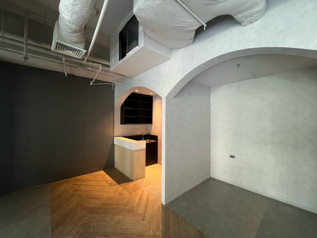 For RentRetail SpaceSukhumvit, Asoke, Thonglor : Business rental space 123 sq m, 2nd floor, BTS Asoke, MRT Sukhumvit, good location, shared parking for 200 cars, free parking for the first 4 hours, free decoration for 30 days.