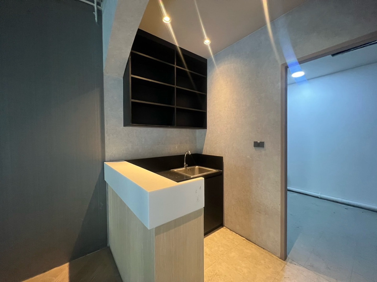 For RentRetail SpaceSukhumvit, Asoke, Thonglor : Business rental space 123 sq m, 2nd floor, BTS Asoke, MRT Sukhumvit, good location, shared parking for 200 cars, free parking for the first 4 hours, free decoration for 30 days.