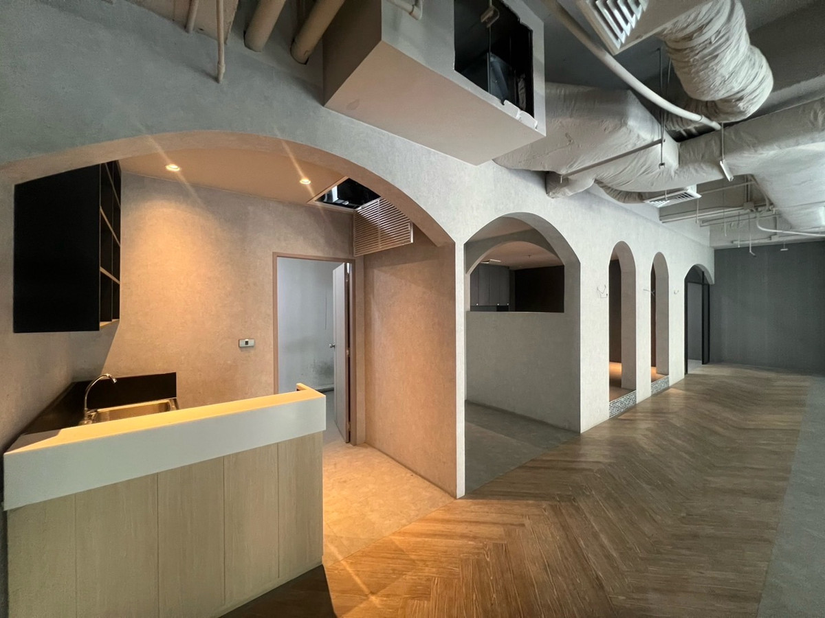 For RentRetail SpaceSukhumvit, Asoke, Thonglor : Business rental space 123 sq m, 2nd floor, BTS Asoke, MRT Sukhumvit, good location, shared parking for 200 cars, free parking for the first 4 hours, free decoration for 30 days.