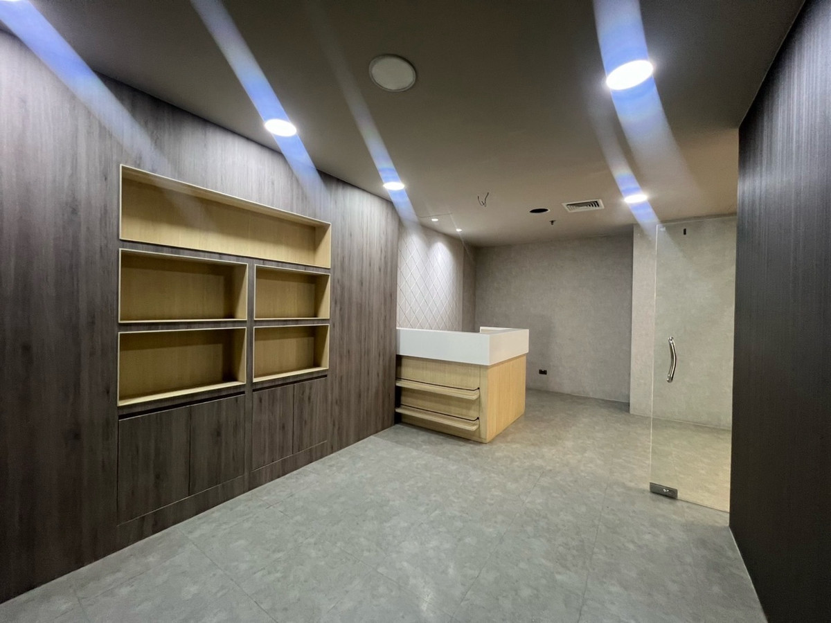 For RentRetail SpaceSukhumvit, Asoke, Thonglor : Business rental space 123 sq m, 2nd floor, BTS Asoke, MRT Sukhumvit, good location, shared parking for 200 cars, free parking for the first 4 hours, free decoration for 30 days.