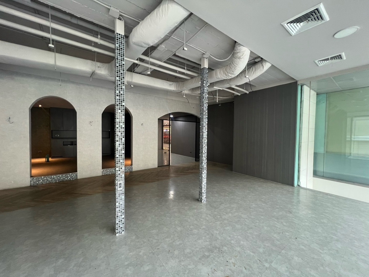 ให้เช่าร้านค้า/ตลาดนัดสุขุมวิท อโศก ทองหล่อ : พื้นที่เช่าทำธุรกิจ 123  ตรม ชั้น 2 BTS อโศก MRT สุขุมวิท ทำเลดี แชร์ที่จอดรถ 200 คัน จอดฟรี 4 ชั่วโมงแรก ฟรีตกแต่ง 30 วัน