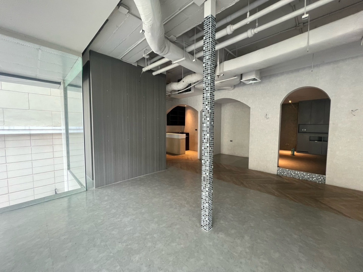 For RentRetail SpaceSukhumvit, Asoke, Thonglor : Business rental space 123 sq m, 2nd floor, BTS Asoke, MRT Sukhumvit, good location, shared parking for 200 cars, free parking for the first 4 hours, free decoration for 30 days.