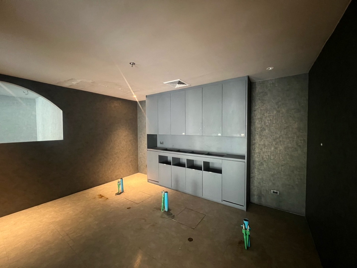 For RentRetail SpaceSukhumvit, Asoke, Thonglor : Business rental space 123 sq m, 2nd floor, BTS Asoke, MRT Sukhumvit, good location, shared parking for 200 cars, free parking for the first 4 hours, free decoration for 30 days.