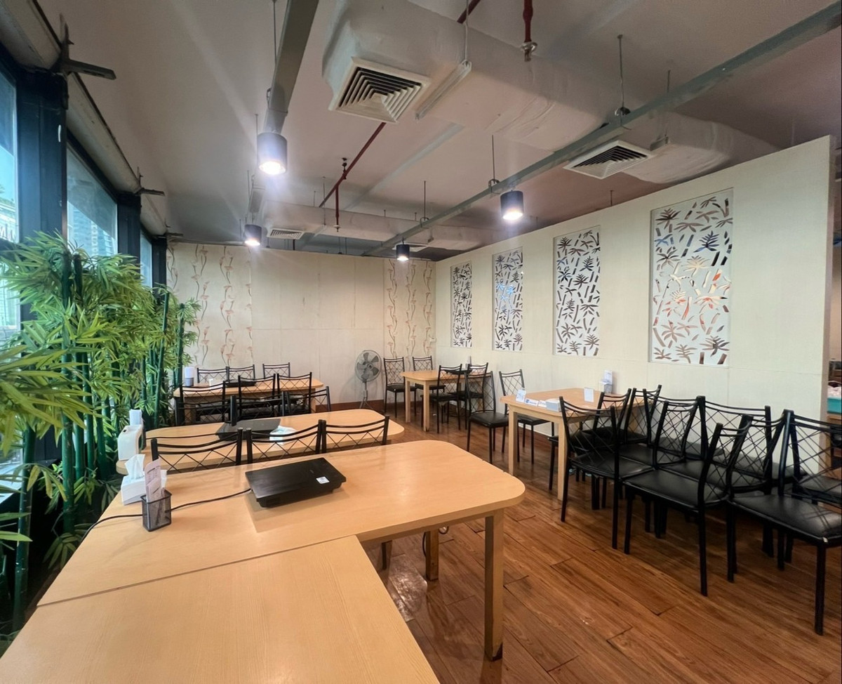 For RentRetail SpaceSukhumvit, Asoke, Thonglor : Business space for rent, 178 sq m, 4th floor, BTS Asoke, MRT Sukhumvit, very good location, has an elevator, shared parking for 200 cars, free decoration for 30 days.