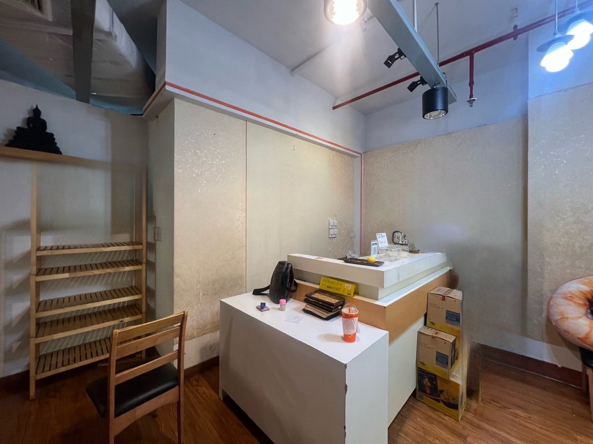 For RentRetail SpaceSukhumvit, Asoke, Thonglor : Business space for rent, 178 sq m, 4th floor, BTS Asoke, MRT Sukhumvit, very good location, has an elevator, shared parking for 200 cars, free decoration for 30 days.